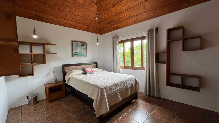 Se vende casa independiente en Santa Ana – Amplio terreno y piscina - Imagen 4