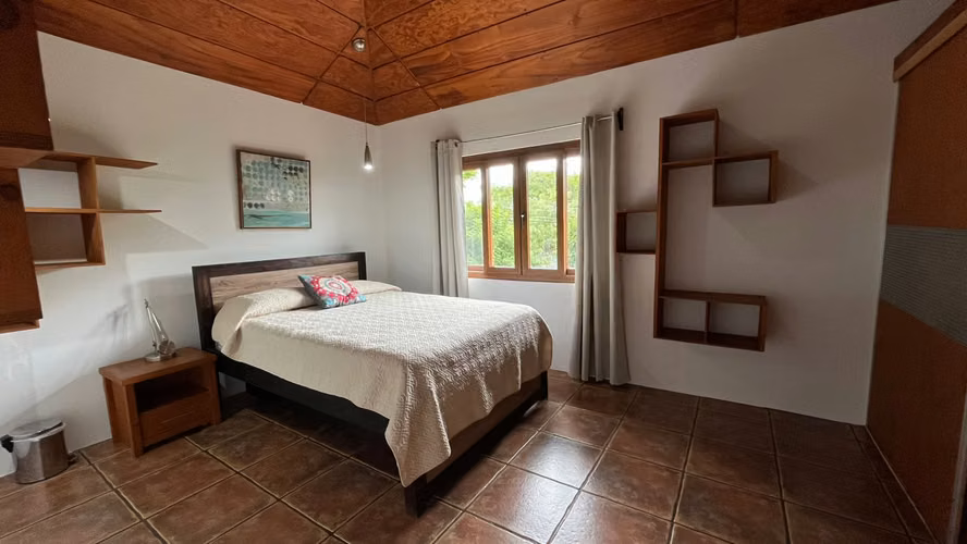 Se vende casa independiente en Santa Ana – Amplio terreno y piscina - Imagen 6