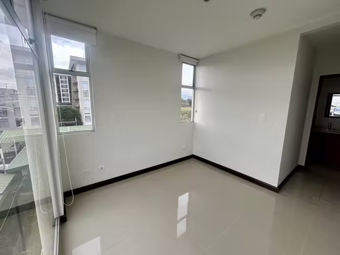 Apartamento en Venta de 3 habitaciones en Condominio Torres San Marino – Ulloa de Heredia.