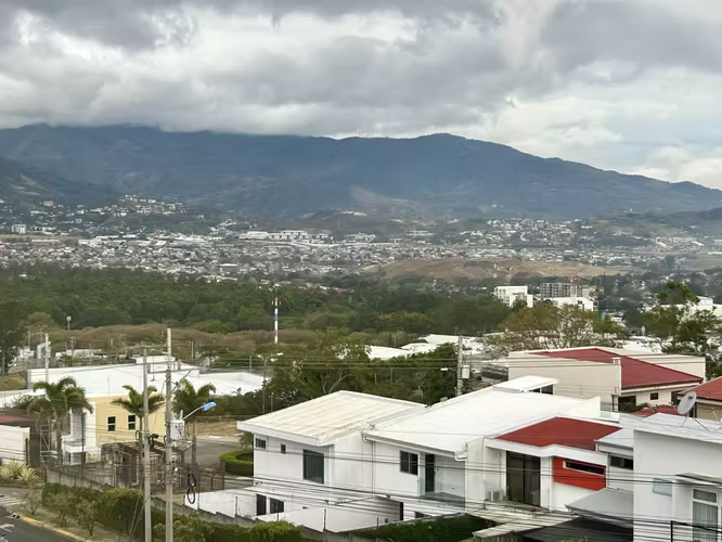 Apartamento en Venta de 3 habitaciones en Condominio Torres San Marino – Ulloa de Heredia.