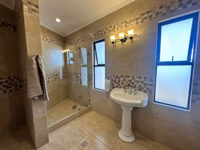 ALQUILER DE TOWNHOUSE, AMUBELADO, CARIARI DE HEREDIA, 340 m2 - Imagen 17