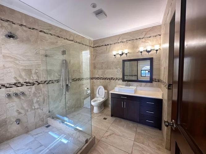 ALQUILER DE TOWNHOUSE, AMUBELADO, CARIARI DE HEREDIA, 340 m2 - Imagen 14