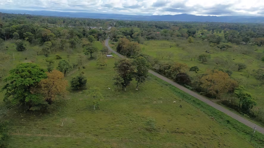 Finca en Katira con frente a carretera nacional – Gran inversión