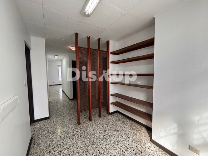 Alquiler de céntrica oficina en Barrio La Granja, San Pedro