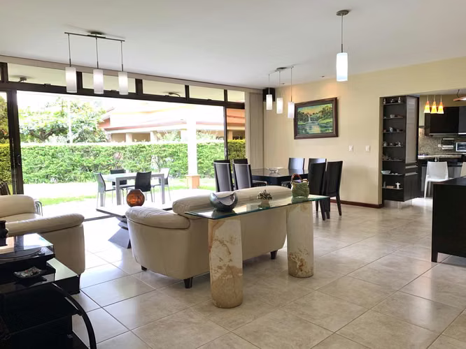 VENTA DE CASA DE UNA PLANTA, EN CONDOMINIO, SANTA ANA, PIEDADES - Imagen 2