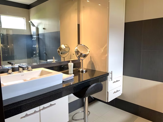 VENTA DE CASA DE UNA PLANTA, EN CONDOMINIO, SANTA ANA, PIEDADES - Imagen 13