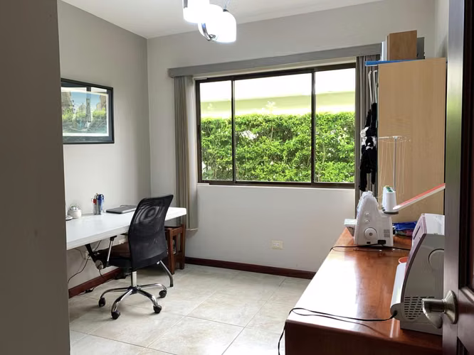VENTA DE CASA DE UNA PLANTA, EN CONDOMINIO, SANTA ANA, PIEDADES - Imagen 11