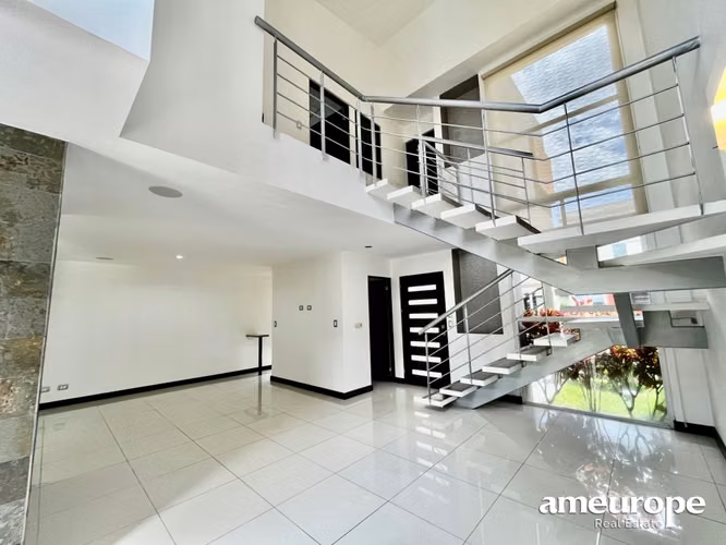 POZOS SANTA ANA! CASA DE 3 HAB/2.5 BAÑOS, LINEA BLANCA Y JARDIN