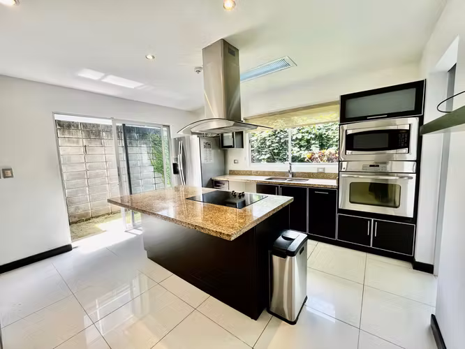 POZOS SANTA ANA! CASA DE 3 HAB/2.5 BAÑOS, LINEA BLANCA Y JARDIN - Imagen 7