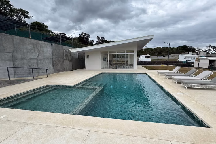 Se vende casa con jardín en Condominio Ayarco 385, La Unión-Cartago