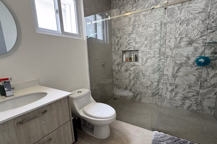 Se vende casa con jardín en Condominio Ayarco 385, La Unión-Cartago