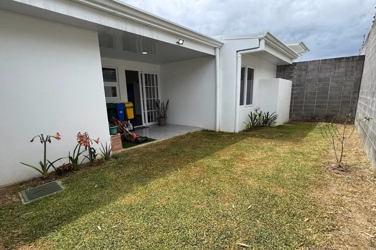 Se vende casa con jardín en Condominio Ayarco 385, La Unión-Cartago