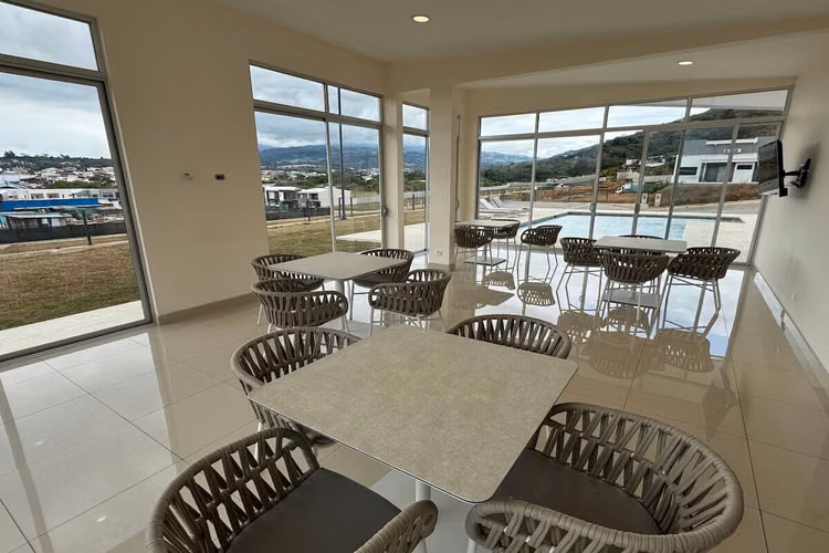 Se vende casa con jardín en Condominio Ayarco 385, La Unión-Cartago