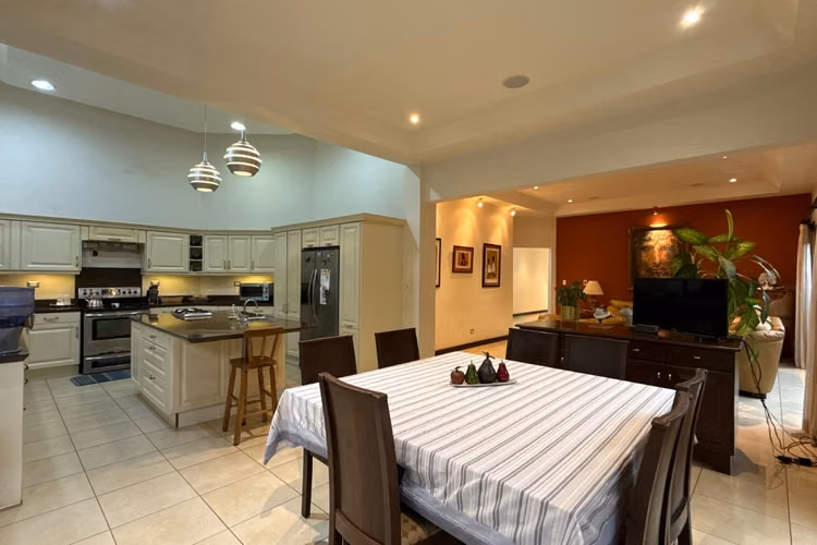 Exclusiva Casa de Una Planta en Condominio | 610 m² de Terreno | Santo Tomás, Heredia - Imagen 2