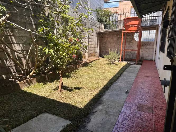 Vendo amplia casa en Heredia centro uso mixto