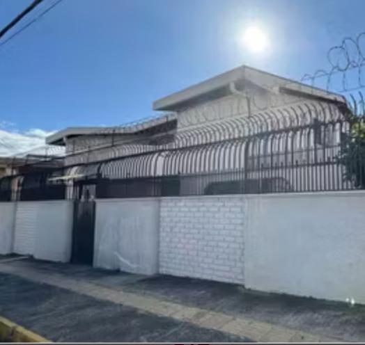 Vendo amplia casa en Heredia centro uso mixto