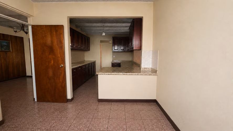 Vendo amplia casa en Heredia centro uso mixto