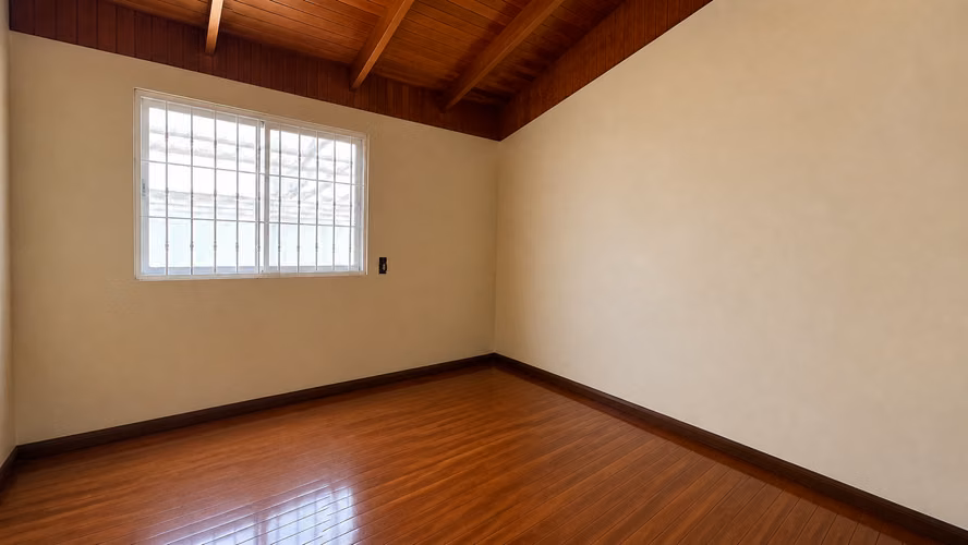 Vendo amplia casa en Heredia centro uso mixto