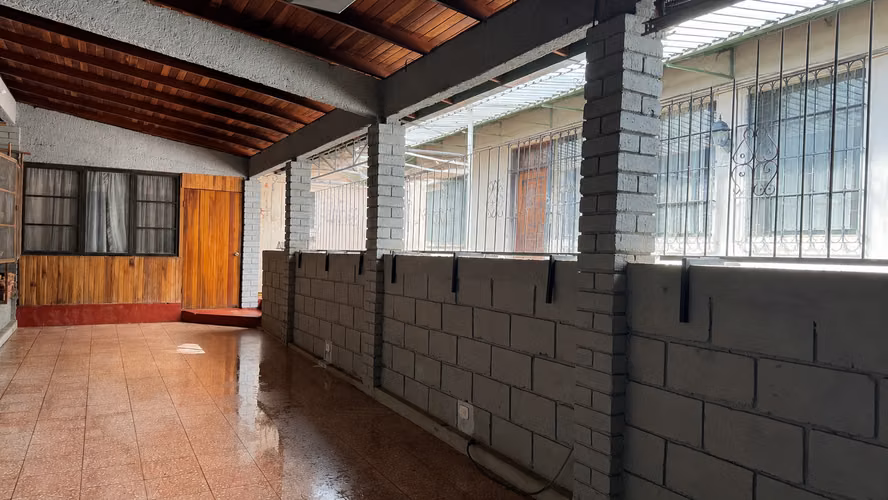 Vendo amplia casa en Heredia centro uso mixto