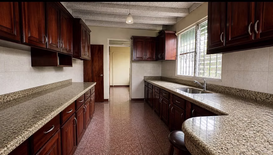 Vendo amplia casa en Heredia centro uso mixto