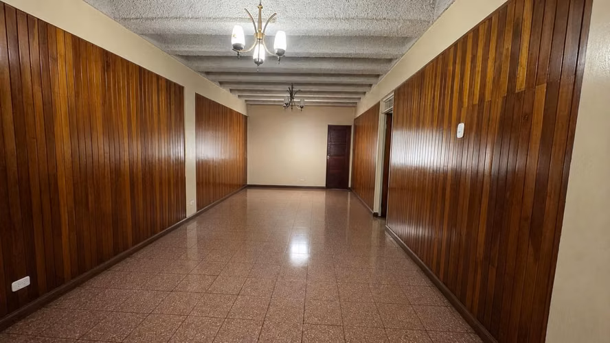Vendo amplia casa en Heredia centro uso mixto
