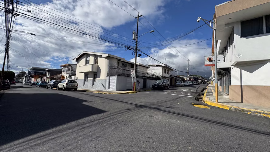 Vendo amplia casa en Heredia centro uso mixto