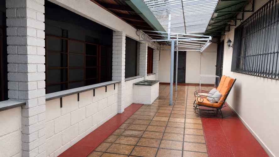 Vendo amplia casa en Heredia centro uso mixto