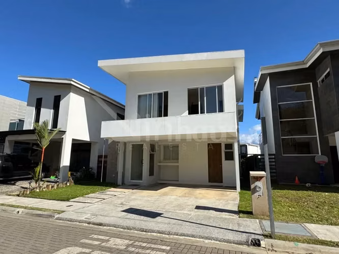 En venta casa en condominio Liv52, cerca de la Panasonic.