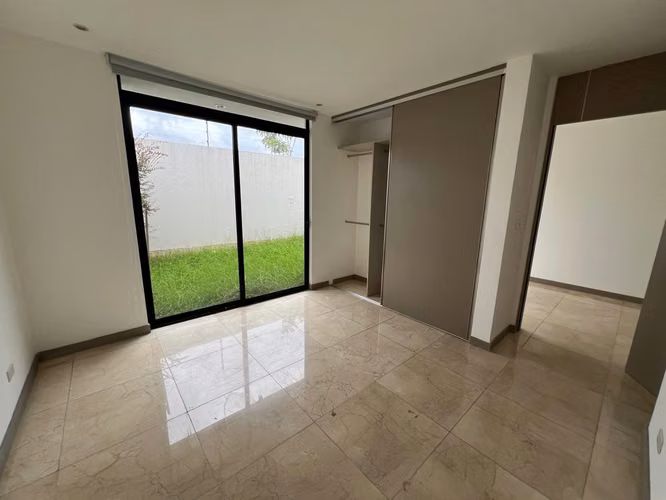 Casa contemporánea, 3 cuartos + servicio, c/u con baño, línea blanca, amenidades, Escazú