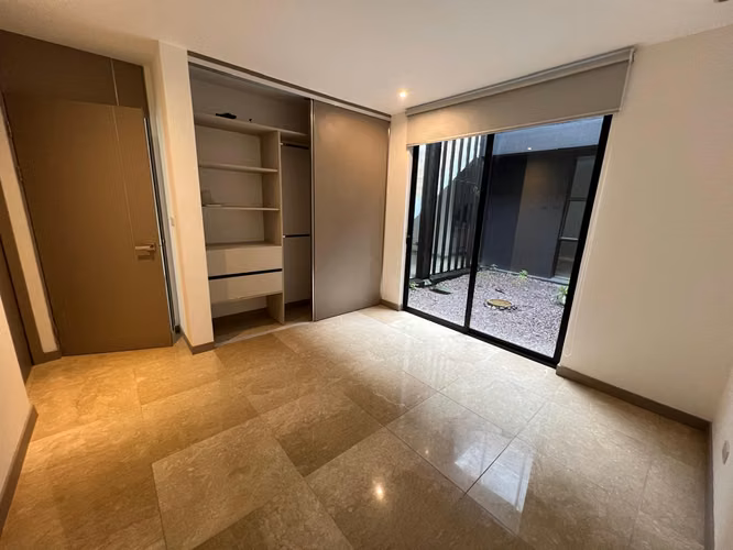 Casa contemporánea, 3 cuartos + servicio, c/u con baño, línea blanca, amenidades, Escazú