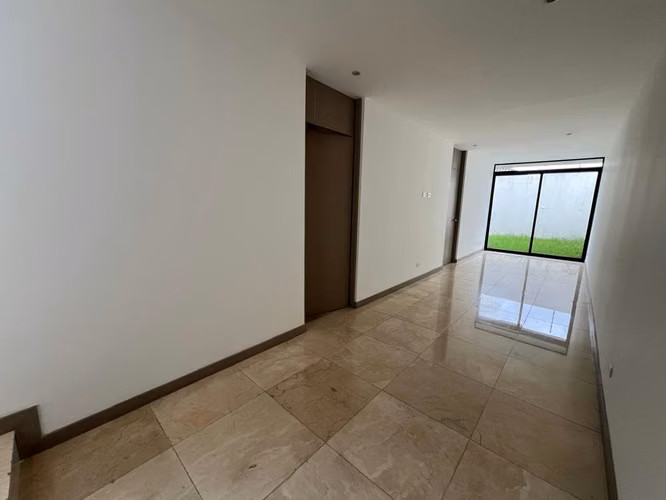 Casa contemporánea, 3 cuartos + servicio, c/u con baño, línea blanca, amenidades, Escazú
