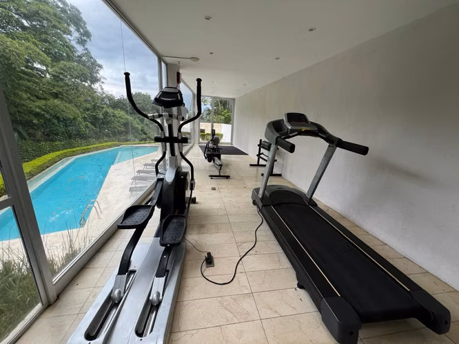Casa contemporánea, 3 cuartos + servicio, c/u con baño, línea blanca, amenidades, Escazú