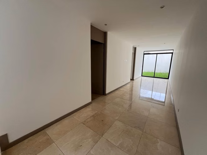 Casa contemporánea, 3 cuartos + servicio, c/u con baño, línea blanca, amenidades, Escazú