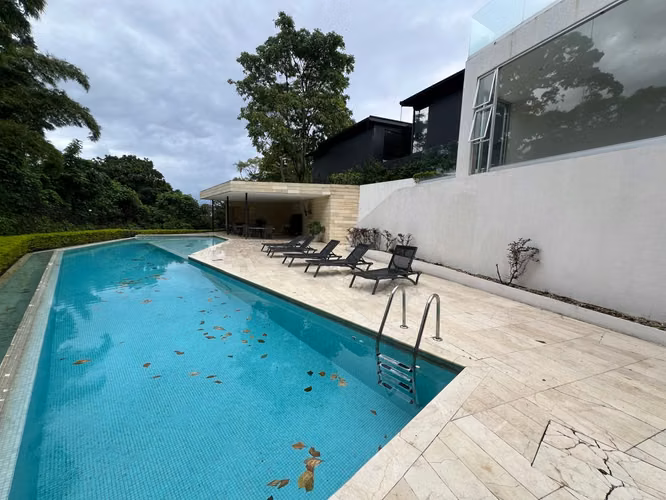 Casa contemporánea, 3 cuartos + servicio, c/u con baño, línea blanca, amenidades, Escazú