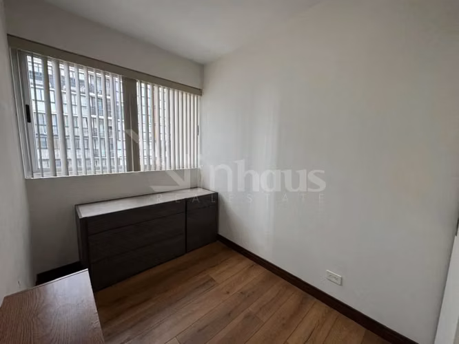 En venta apartamento con línea blanca en Nunciatura Flats.