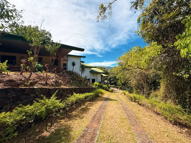 Venta de propiedad con uso mixto en Ciudad Colón