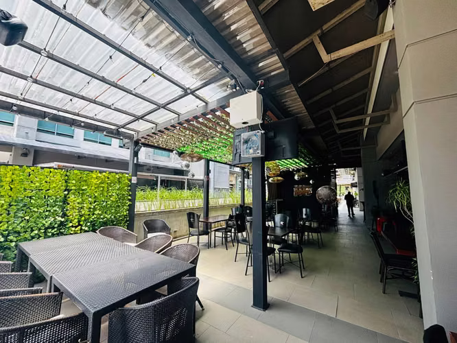 Local comercial 194m2 Santa Ana plaza comercial con menaje incluido  - Imagen 2
