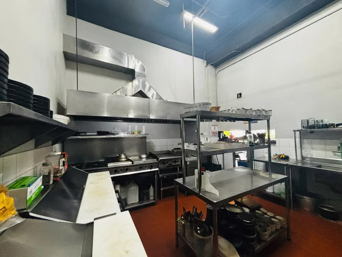 Local comercial 194m2 Santa Ana plaza comercial con menaje incluido  - Imagen 8