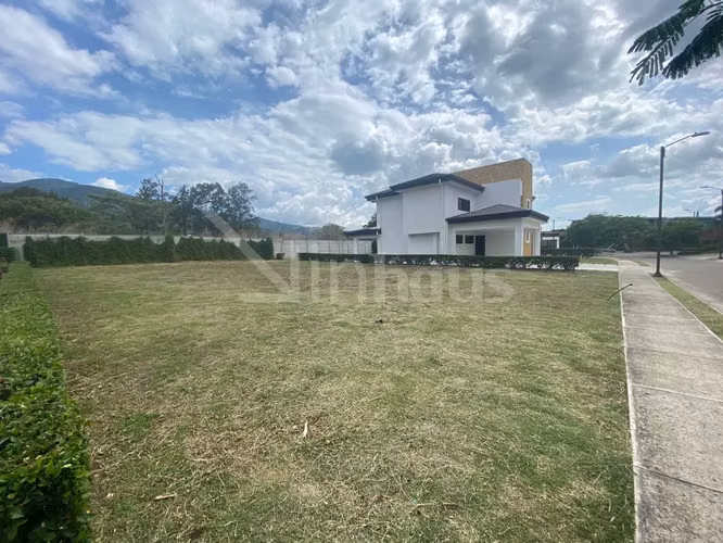 En venta lote TOTALMENTE PLANO. Condominio de 8 filiales. Santa Ana.