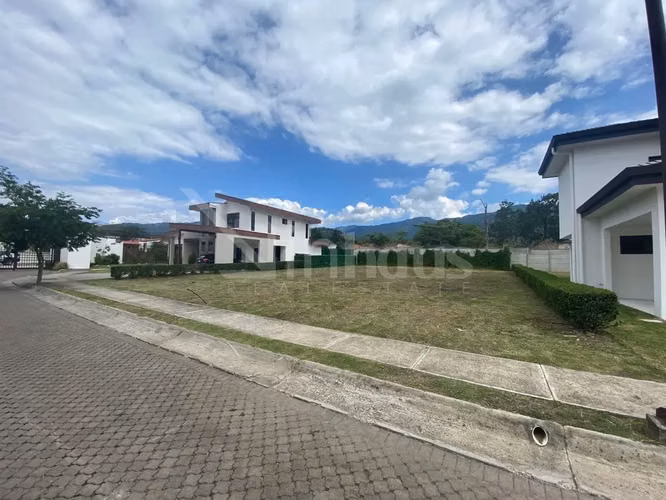 En venta lote TOTALMENTE PLANO. Condominio de 8 filiales. Santa Ana.