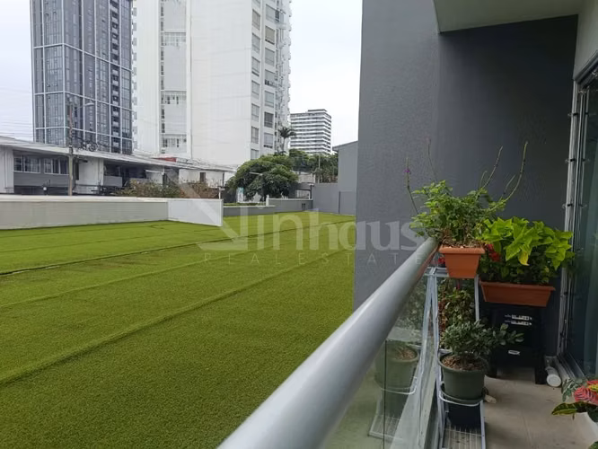 Venta de apartamento en piso bajo