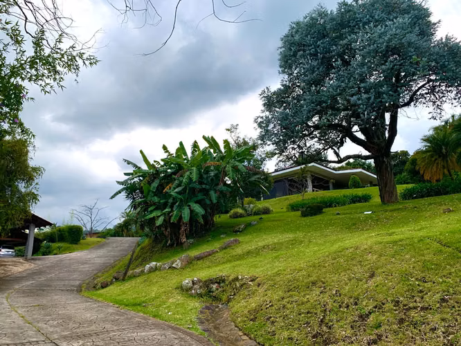 PRECIO REBAJADO Venta casa Colonial espacios de Adobe Residencial, UNA PLANTA, San Antonio, Escazú