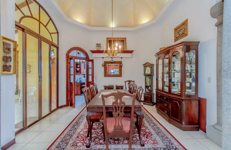 Hermosa casa estilo colonial a la venta en Hacienda Los Reyes