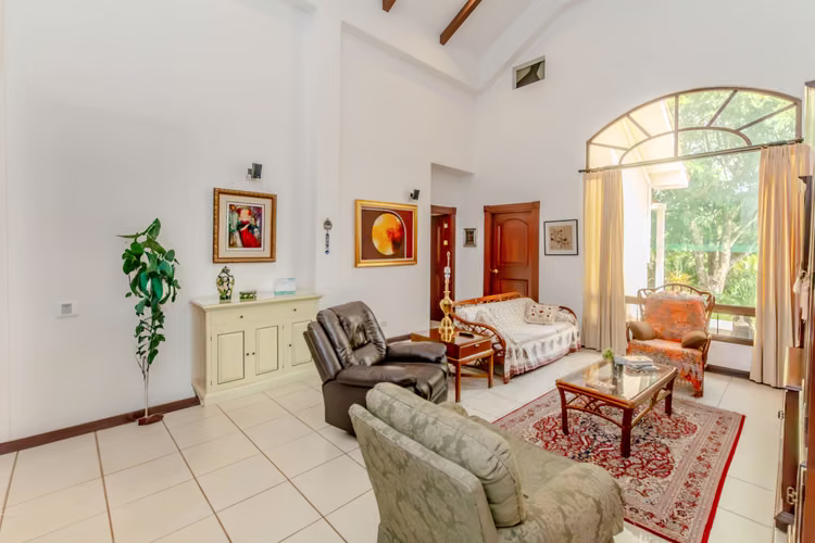 Hermosa casa estilo colonial a la venta en Hacienda Los Reyes