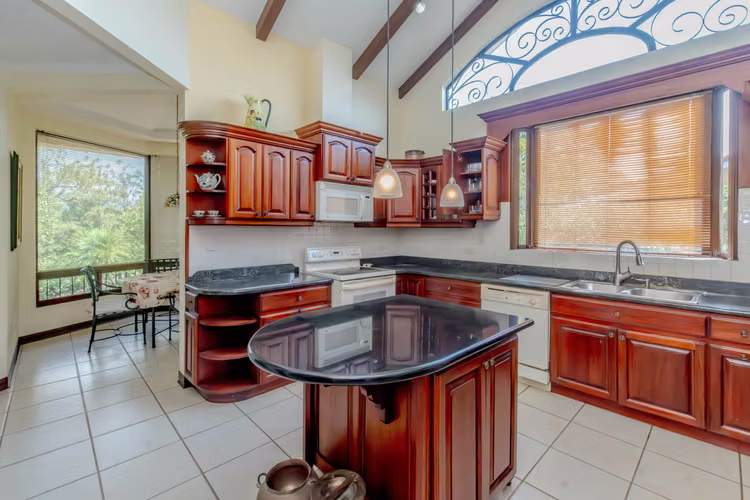 Hermosa casa estilo colonial a la venta en Hacienda Los Reyes
