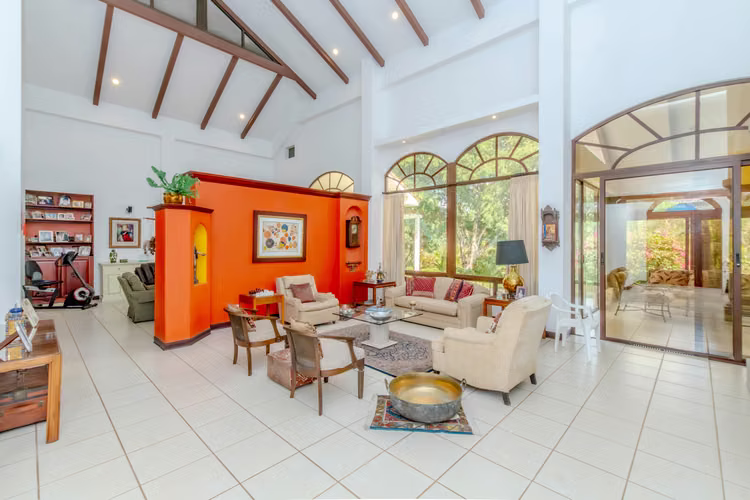 Hermosa casa estilo colonial a la venta en Hacienda Los Reyes