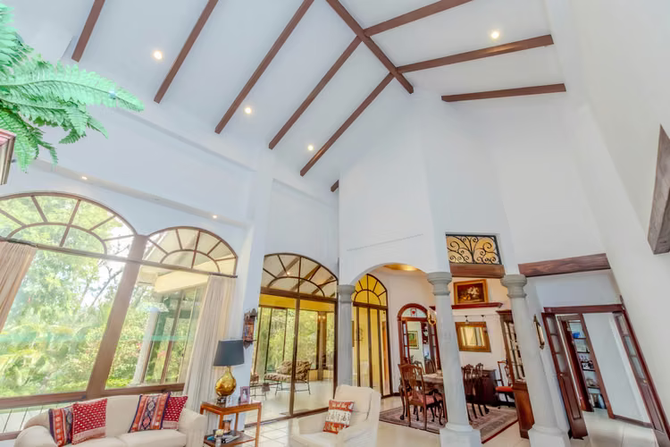 Hermosa casa estilo colonial a la venta en Hacienda Los Reyes