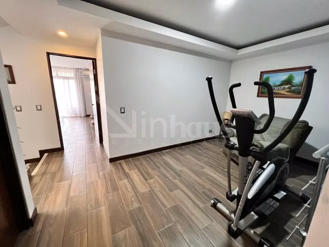 Venta de casa en condominio en Santa Ana.