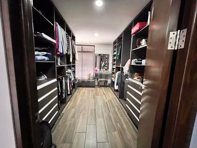 Venta de casa en condominio en Santa Ana.