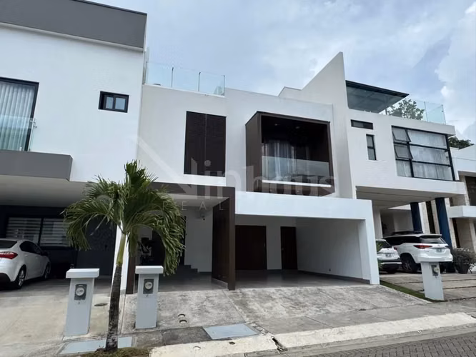 Venta de casa en condominio en Santa Ana.